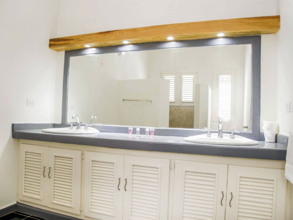 Casa Blanca Bathroom 01