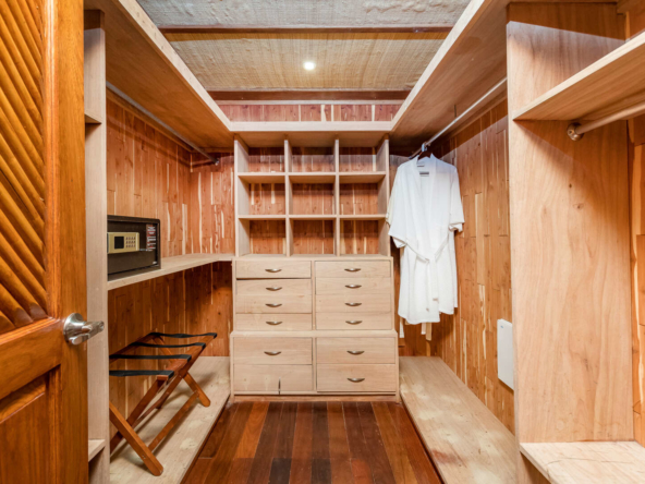 Villa Caleton 9 Closet