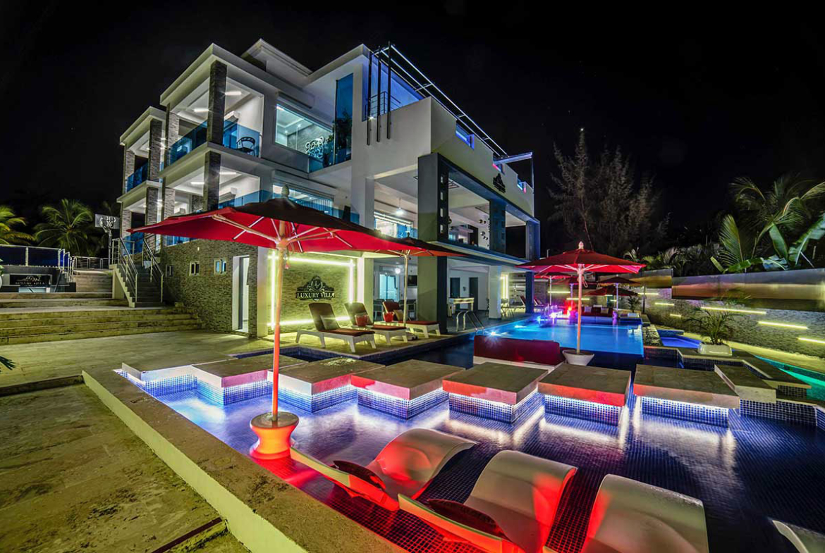 Luxury Villa Pool 05