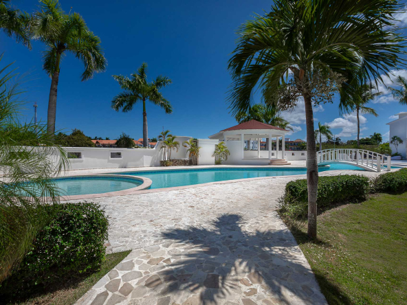 Perla Del Este, Pool, Gazebo & Palm Trees